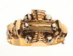 Important BRACELET Manchette rigide en or deux tons 750/°°, le...