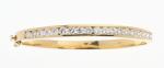 BRACELET jonc en or jaune 750/°° serti de 19 diamants...