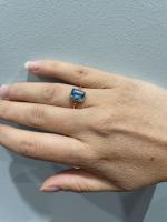 BAGUE en or rose 750/°° sertie d'une topaze bleu rectangulaire...