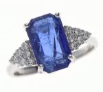 BAGUE en or gris 750/°° ornée d'une tanzanite taille émeraude...