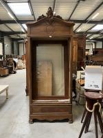 ARMOIRE en bois naturel mouluré et sculpté, ouvrant à une...