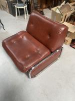 FAUTEUIL en cuir bordeaux et métal chromé formant clic-clac BEKA...