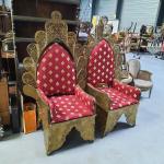 Paire de FAUTEUILS marocains en laiton, garniture de tissu rouge....