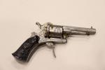 FRANCE
Revolver type Lefaucheux 
Crosse bakélite 
Carcasse fer gravée de feuillage
Barillet...