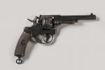 Suisse 
Revolver modèle 1878
Plaquettes ébonites marron finement quadrillées, calotte fer...