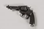 Autriche 
Revolver Gasser modèle 1898
Crosse avec plaquettes bois quadrillées, calotte...