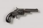 USA
Revolver Smith & Wesson cal 22 à 7 coups 
Crosse...