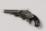 USA
Revolver Smith & Wesson cal 22 à 7 coups 
Crosse...