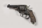 Grande Bretagne
Revolver British Constabulary calibre 380
Plaquettes bois finement quadrillées, calots...