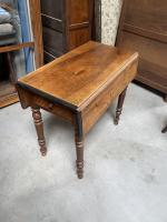 TABLE à volets en noyer tourné. Époque XIXe siècle. Petits...