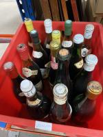 CAISSE de 15B diverses vins et liqueurs. Mauvais état