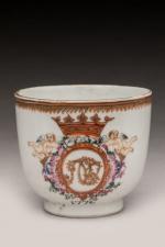 CHINE, COMPAGNIE des INDES. TASSE de mariage en porcelaine à...