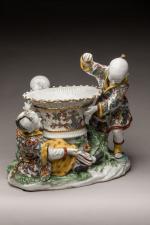 GROUPE en porcelaine polychrome à décor de trois enfants chinois...