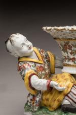 GROUPE en porcelaine polychrome à décor de trois enfants chinois...