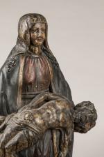 PIETA en noyer sculpté en ronde-bosse, évidée au dos, à...