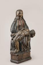 PIETA en noyer sculpté en ronde-bosse, évidée au dos, à...