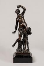 Bacchante accompagnée d'un satyre enfant en bronze patiné. Debout dans...