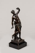 Bacchante accompagnée d'un satyre enfant en bronze patiné. Debout dans...