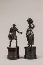 Deux STATUETTES en bronze à patine brune représentant un homme...