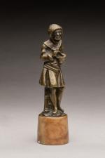 Personnage encapuchonné mangeant un potage en bronze.
XIXe siècle, dans le...