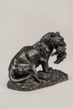 D'après Christophe FRATIN (1801-1864). Lionne tenant son petit. Bronze à...