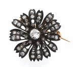 BROCHE "Fleur" en or rose 750/°° et argent 800/°° ornée...