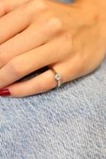 BAGUE solitaire en or gris 750/°° serti d'un diamant taille...