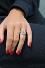 BAGUE "Oeil" en or blanc 750/°° et diamants taille brillant...