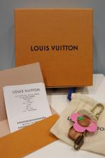 LOUIS VUITTON - PORTE CLES "Vivienne Explorer". Avec facture, boite,...