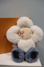 LOUIS VUITTON - PELUCHE "Doudou Vivienne". Avec boite.