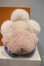 LOUIS VUITTON - PELUCHE "Doudou Vivienne". Avec boite.