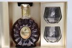 Un COFFRET REMY MARTIN XO comprenant une BOUTEILLE et deux...