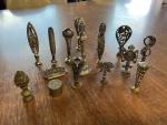 Lot de 17 cachets en bronzes, en métal, ou en...