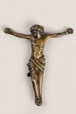 CHRIST en bronze, pieds superposés. Style XVème siècle. H. 9...