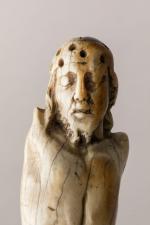 CHRIST en ivoire sculpté. Époque XVIème siècle. H. 7 cm....