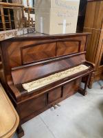 PIANO droit pneumatique en bois de placage de marque RUCH...