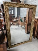 Grand MIROIR en bois stuqué et doré de style Louis...