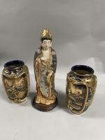 Paire de VASES et SCULPTURE en Satsuma modernes. H: 39...