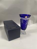 Grand VASE en cristal bleu taillé "Les Grands Ducs". H:...