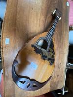 Une mandoline CRISTOFARO  placage de bois exotique et écaille,...