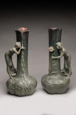 Aristide de Ranieri (1865-1954)
Paire de vases en terre cuite polychrome...