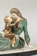 « Femme allongée à l'enfant »
Groupe en régule polychrome et...