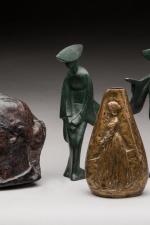 Ensemble de trois sculptures :
Peter Tereszczuk (1875-1963). 
Petit vase «...