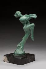 Max Le Verrier (1891-1973)
« Danseuse »
Sujet en régule patiné vert...