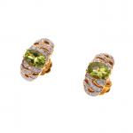 PAIRE DE BOUCLES D'OREILLES en or jaune 750/°° peridots et...