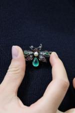 BROCHE "Mouche" en argent 800/°° et or 750/°°, les ailes...