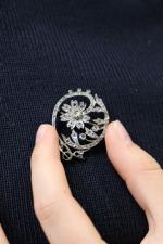 BROCHE "Fleur" en or 585/°° et argent 800/°° à enroulement...