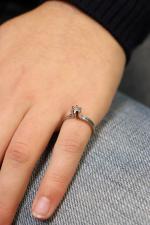 BAGUE "solitaire" en or gris 750/°° et diamant de 0.10...