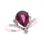 BAGUE "Diadème" en or blanc 750/°° ornée d'un grenat rhodolite...