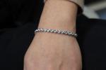 BRACELET "pastille" en or blanc 750/°° serti de diamants taille...